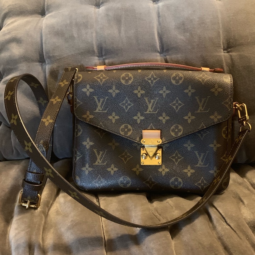 Authentic Louis Vuitton Pochette Metis